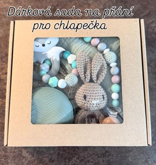 Obsahuje kousátko, klip na dudlík, pouzdro na dudlík, mušelínový bryndáček #kousatko #klipnadudlik #poudro #nasemiminko...